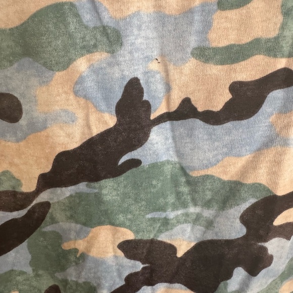 Umgee Camouflage and Black Short Sleeve Tee - Picture 4 of 7